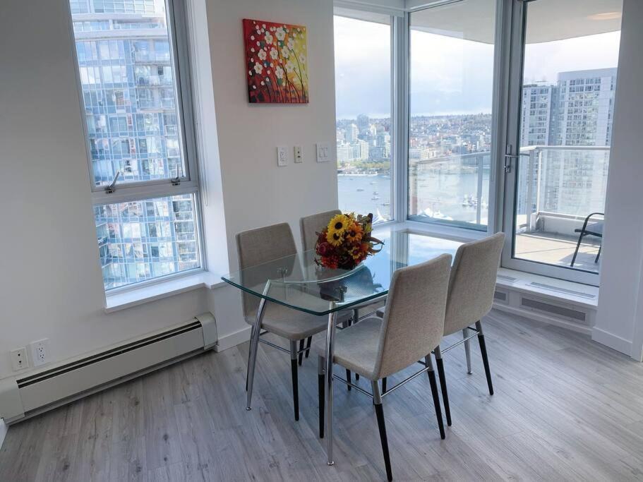 Appartement Downtown 3Br/2Ba+Views+Skytrain+Free Parking à Vancouver Extérieur photo