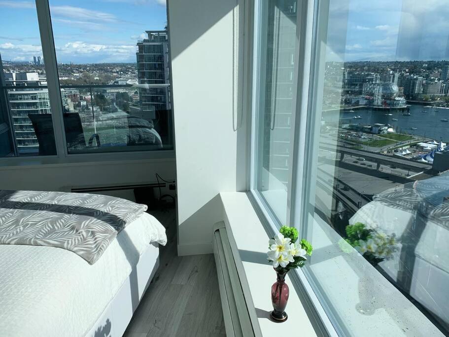 Appartement Downtown 3Br/2Ba+Views+Skytrain+Free Parking à Vancouver Extérieur photo