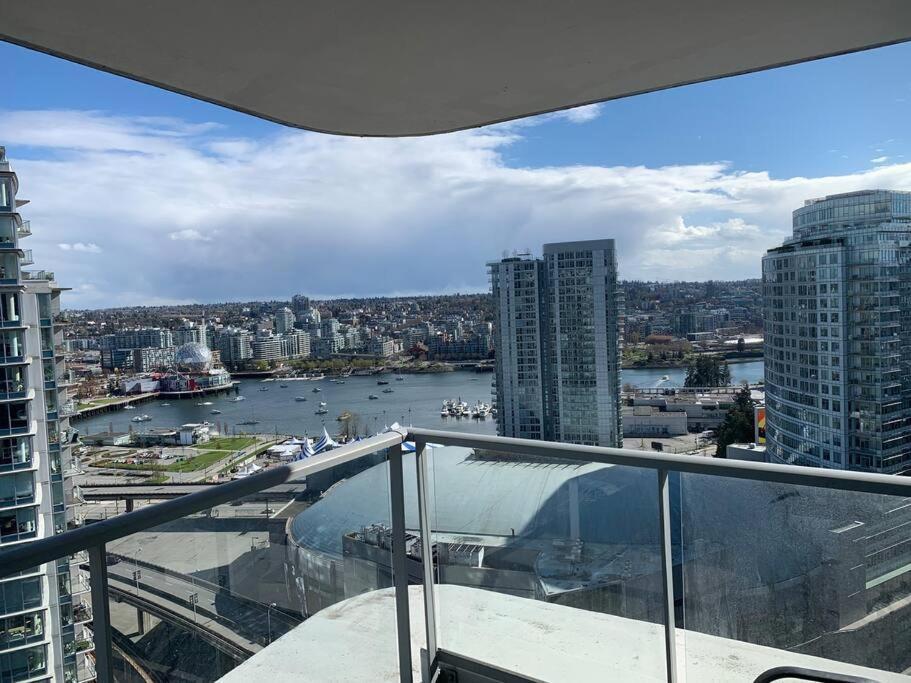 Appartement Downtown 3Br/2Ba+Views+Skytrain+Free Parking à Vancouver Extérieur photo