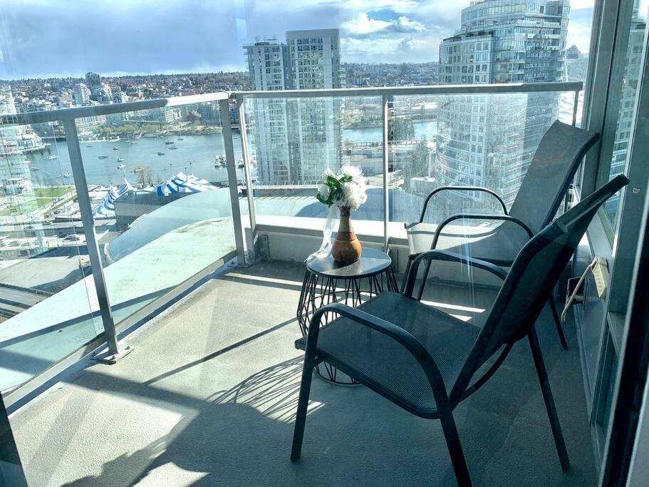 Appartement Downtown 3Br/2Ba+Views+Skytrain+Free Parking à Vancouver Extérieur photo